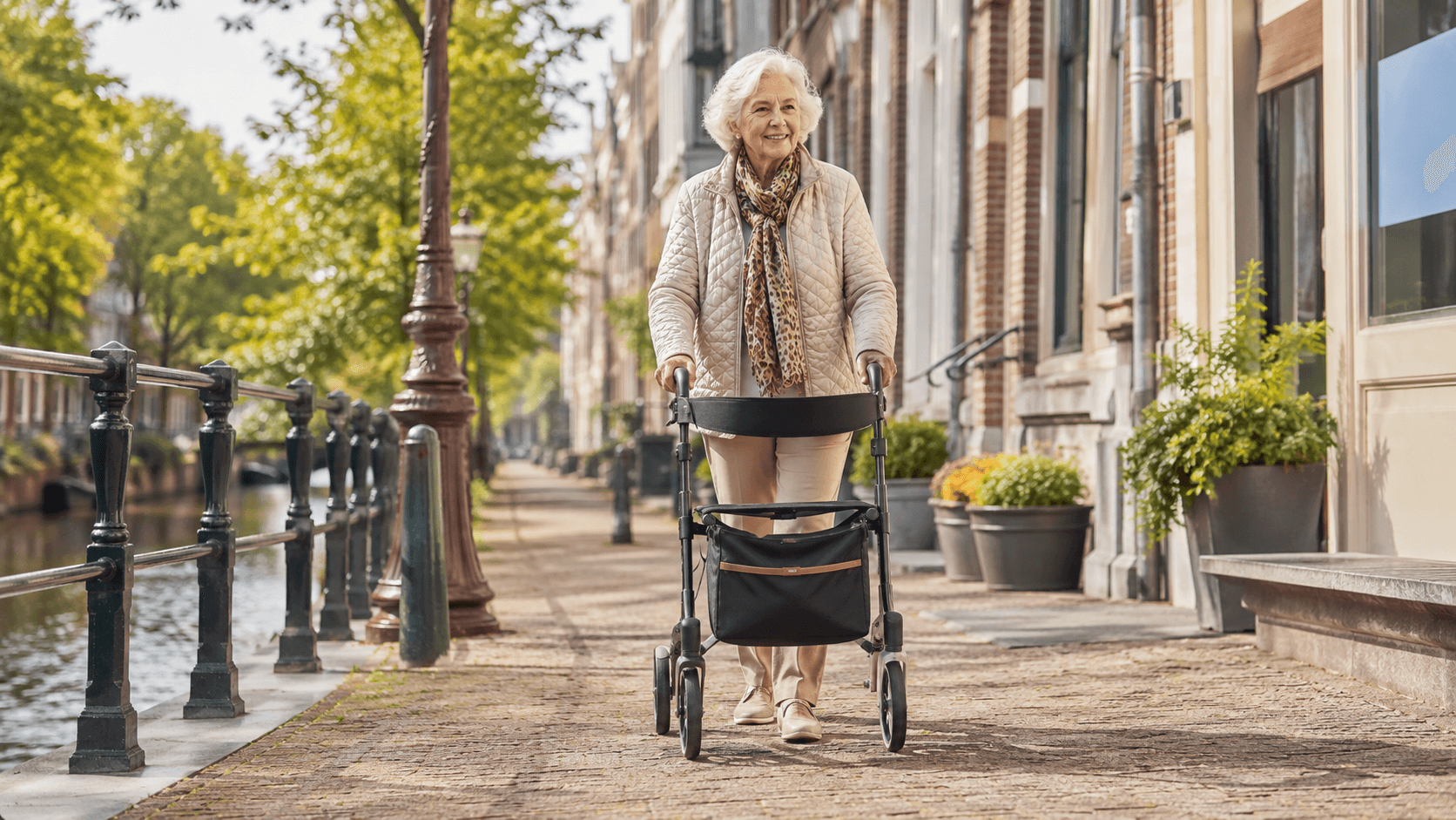 Oudere vrouw wandelt zelfstandig met moderne rollator langs een Nederlandse gracht.
